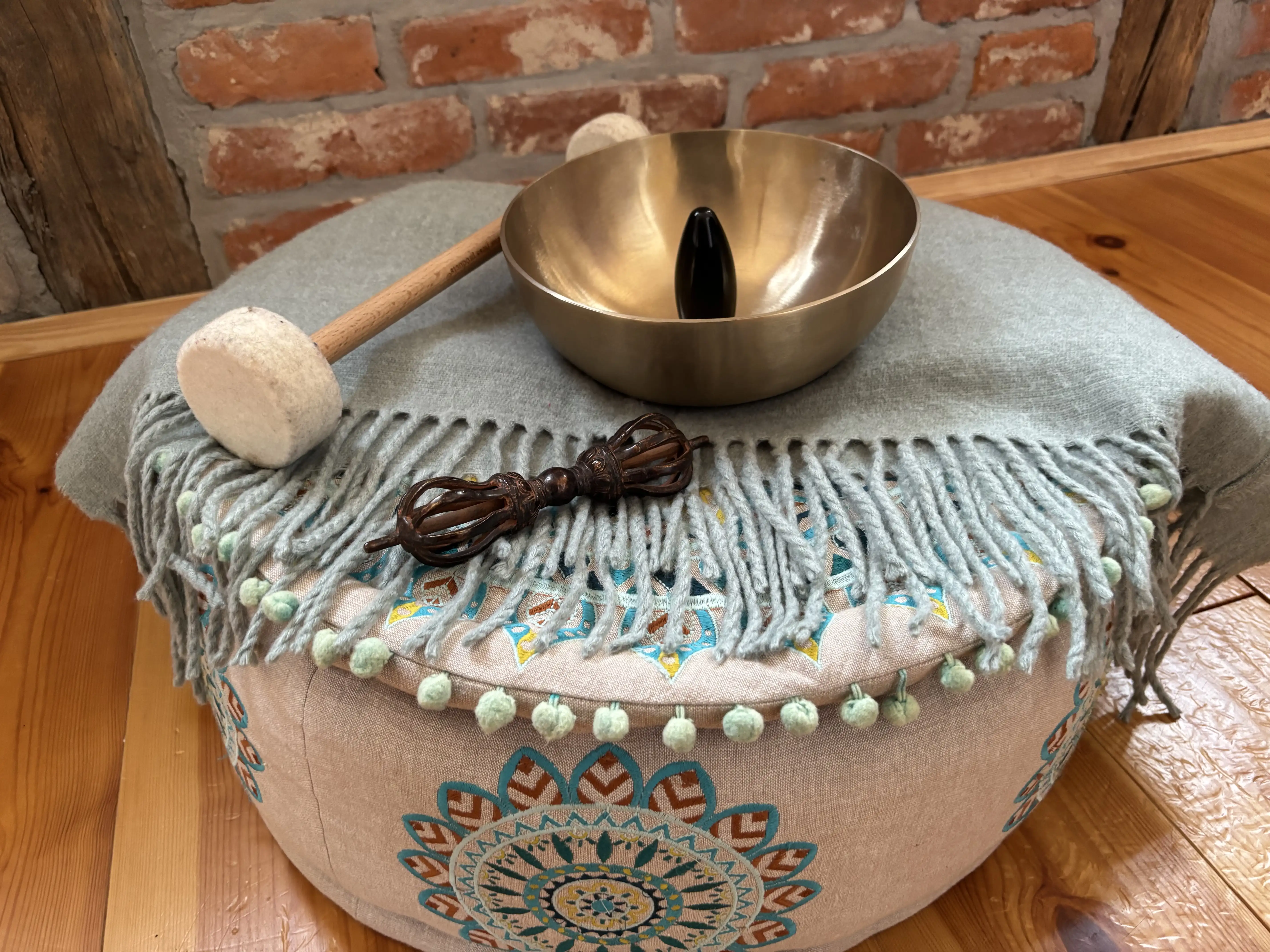 Klangschale in der Hand