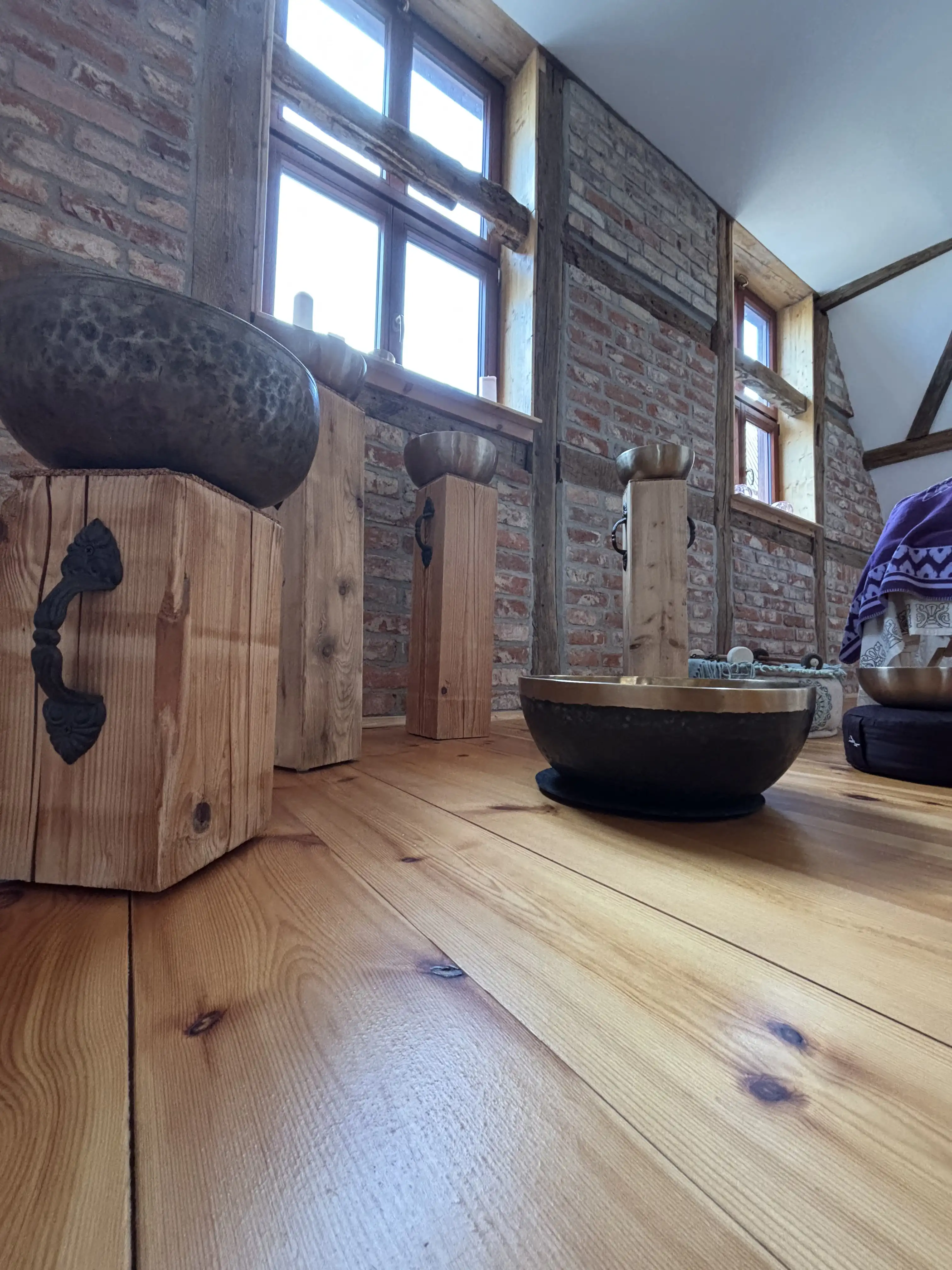 Klangschale auf Sitzkissen